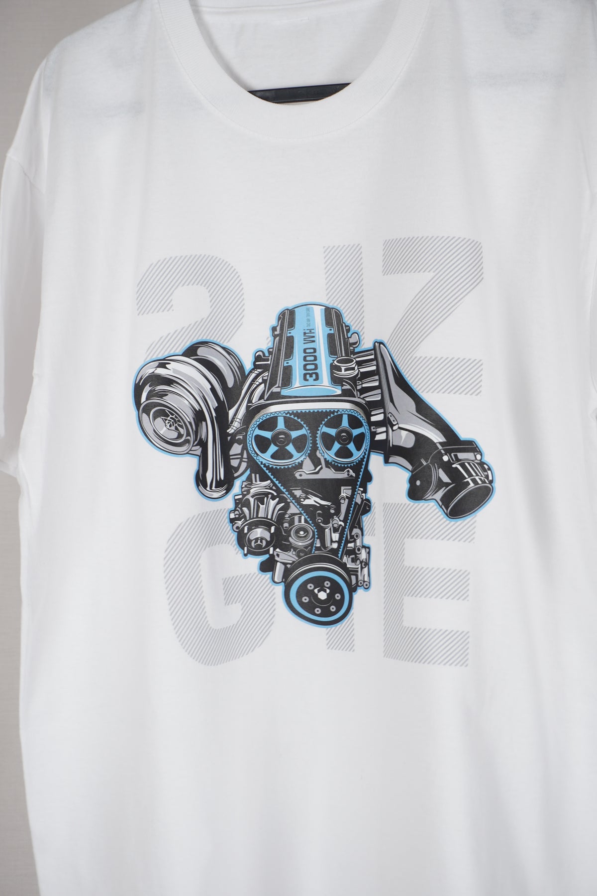 T-shirt med 2JZ GTE-turbomotor-grafik