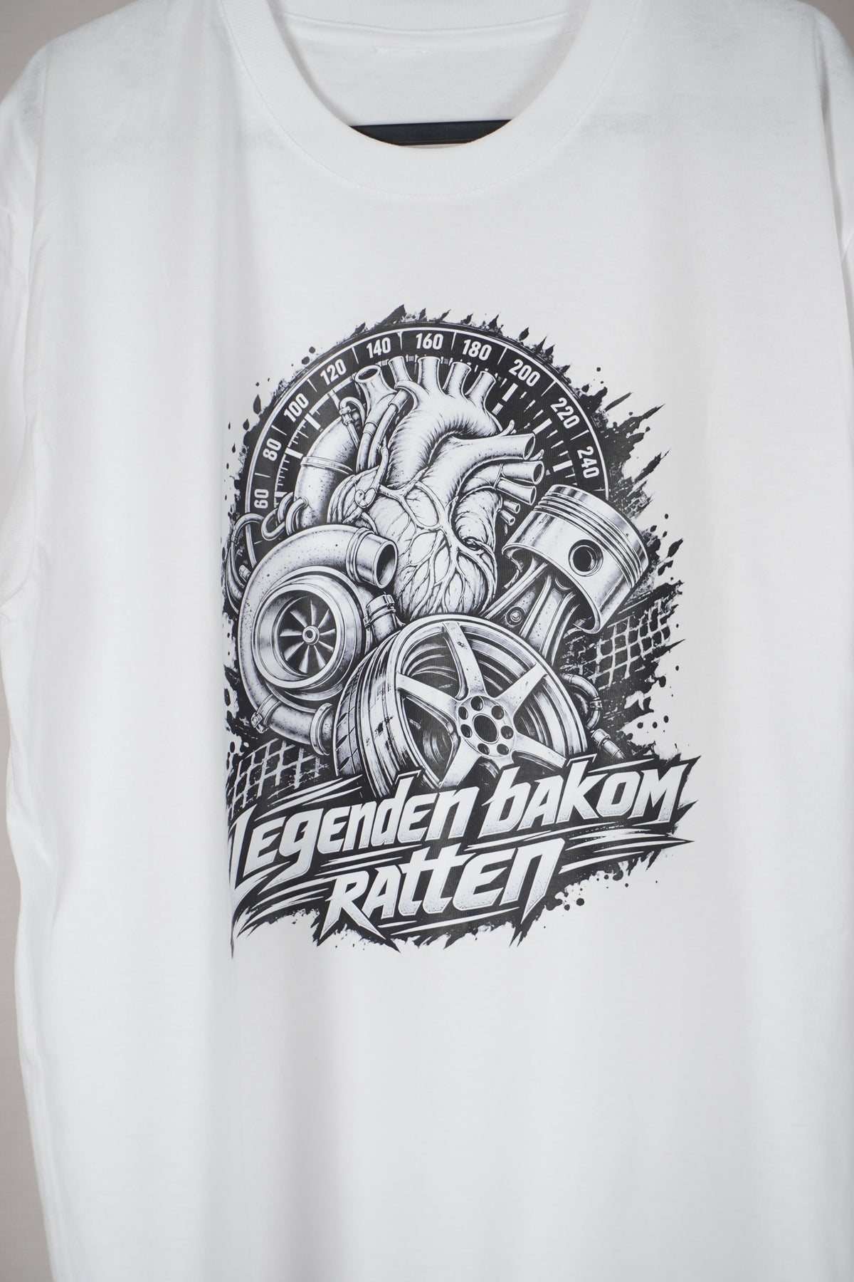 T-shirt med grafik av "Legend behind wheel"
