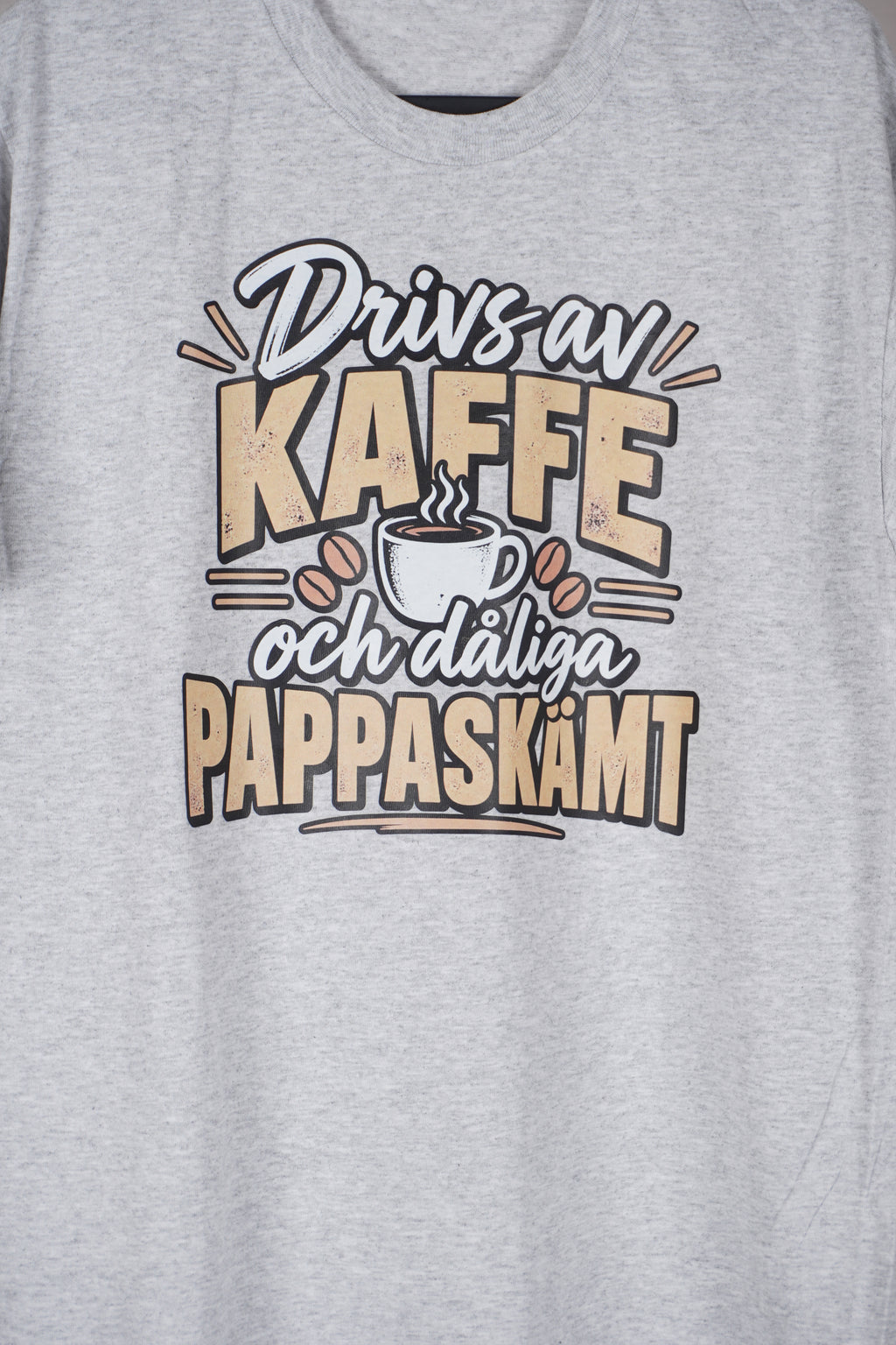Drivs av kaffe och dåliga pappa-skämt