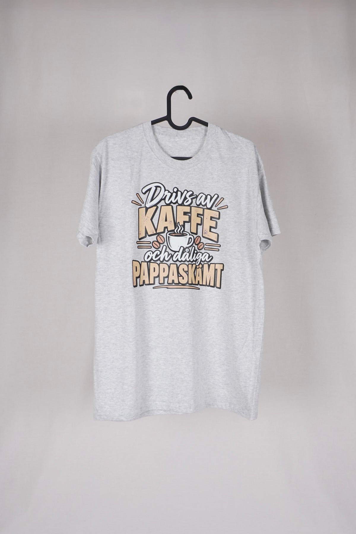 Drivs av kaffe och dåliga pappa-skämt